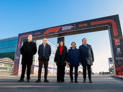 La presidenta de la Comunidad de Madrid, Isabel Díaz Ayuso (c), el presidente de Ifema, José Vicente de los Mozos (i), el presidente de la Cámara de Comercio de Madrid, Ángel Asensio (d), el alcalde de Madrid, José Luis Martínez Almeida (2d) y el presidente y CEO de la Fórmula 1, Stefano Domenicali (2i) a su llegada para la presentación del Gran Premio de España de Fórmula Uno de Madrid este martes en Ifema, Madrid.