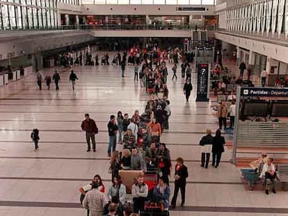 Cola de pasajeros en el aeropuerto de Ezeiza, en una imagen de archivo.