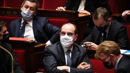 O primeiro-ministro francês, Jean Castex (no centro), durante a sessão da Assembleia Nacional, em Paris, nesta terça.