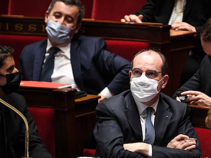 O primeiro-ministro francês, Jean Castex (no centro), durante a sessão da Assembleia Nacional, em Paris, nesta terça.