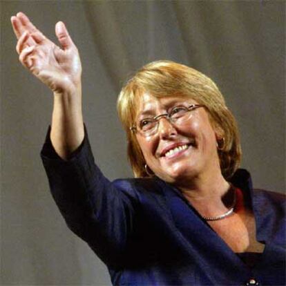 Michelle Bachelet saluda a sus seguidores tras confirmar su victoria electoral el pasado 15 de enero.