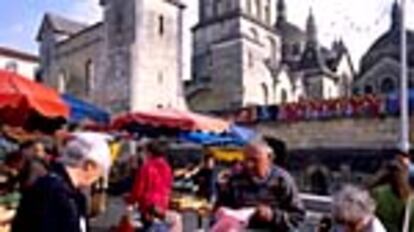 Los miércoles y sábados por la mañana se instala un mercado en el centro de Périgueux.