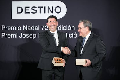 Víctor del Árbol (esquerra) i Lluís Foix.