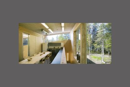 El estudio del arquitecto <a href="http://www.arkhakli.fi/index.htm" target="_blank">Seppo Häkli</a>, fundado en 1994, está especializado en edificios públicos y en construcciones de madera, tanto para casas pequeñas como para obras de mayor dimensión como el centro de la imagen.