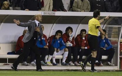 Pérez Lasa manda al vestuario a Paco Jémez, expulsado.