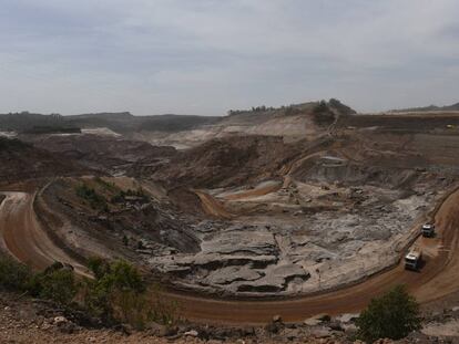 A mineradora Samarco trabalha na recuperação de diques que foram impactados com o rompimento da barragem de Fundão.