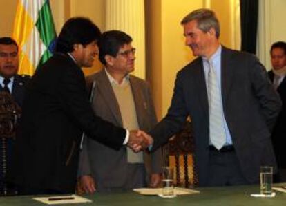 El presidente de Bolivia Evo Morales (2-i) saluda al vicepresidente senior para las Américas de la empresa franco-belga Total, Ladislas Paszkiewicz (d), junto al presidente de YPFB, Carlos Villegas (c), el pasado jueves 1 de agosto de 2013, durante la firma de un contrato entre la empresa estatal boliviana YPFB, la petrolera rusa Gazprom y la franco-belga Total en La Paz (Bolivia). EFE/Archivo