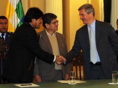 El presidente de Bolivia Evo Morales (2-i) saluda al vicepresidente senior para las Américas de la empresa franco-belga Total, Ladislas Paszkiewicz (d), junto al presidente de YPFB, Carlos Villegas (c), el pasado jueves 1 de agosto de 2013, durante la firma de un contrato entre la empresa estatal boliviana YPFB, la petrolera rusa Gazprom y la franco-belga Total en La Paz (Bolivia). EFE/Archivo