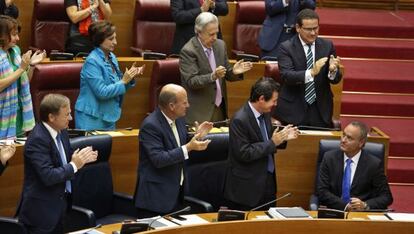 Diputados del PP aplauden al presidente Alberto Fabra tras su discurso en el debate de política general.