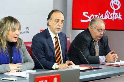 Yolanda Vicente, Dimas Sañudo y Tontxu Rodríguez, en la rueda de prensa de Bilbao.