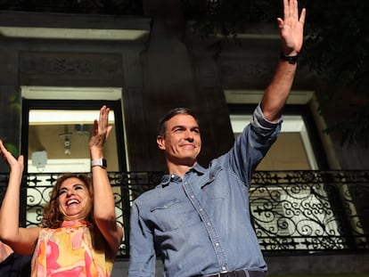 Pedro Sánchez celebra los resultados electorales en la sede del PSOE, en Madrid.