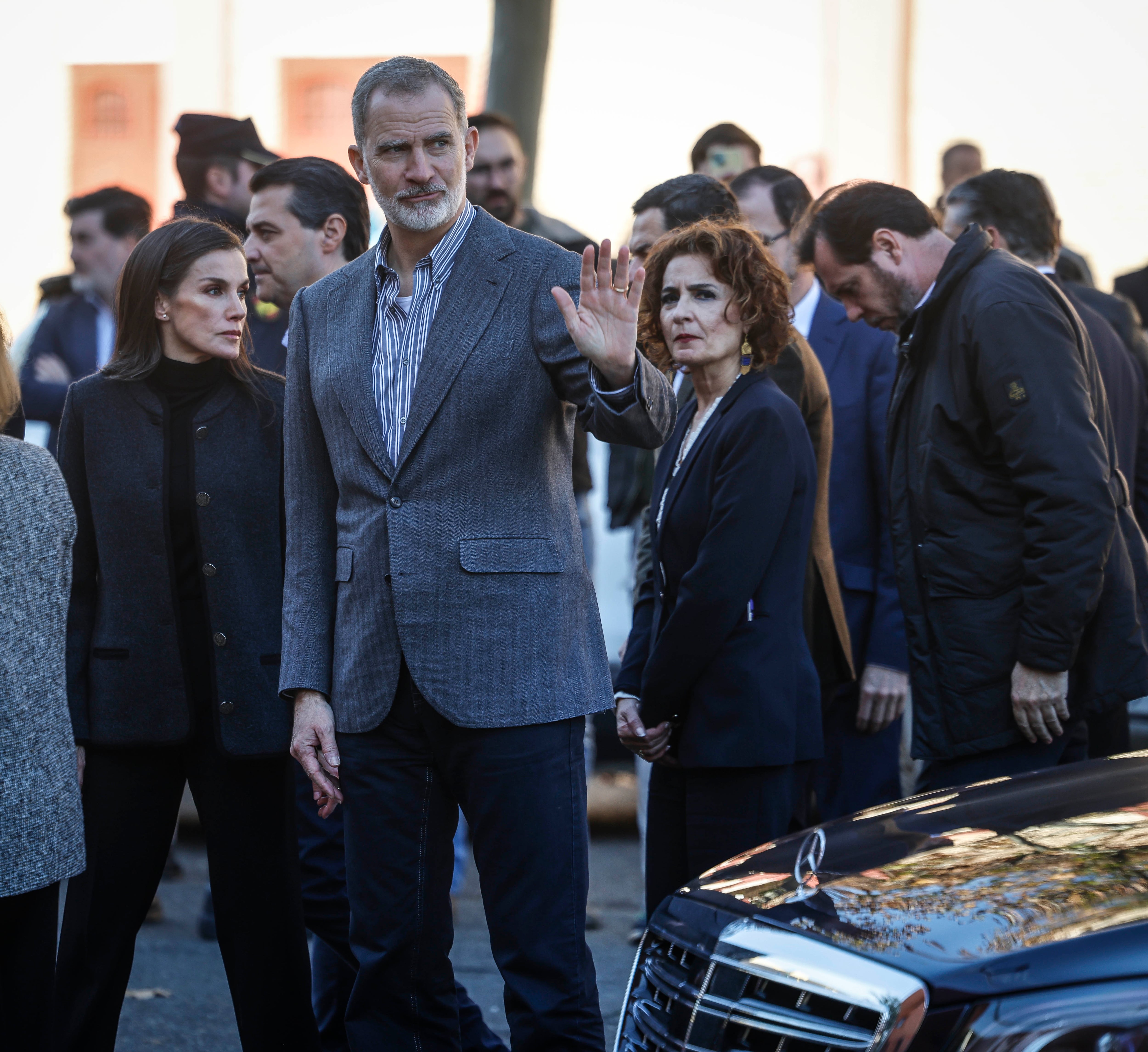 Felipe VI saluda durante su visita a las familias de los desaparecidos en el accidente de tren de Adamuz, en Córdoba. 
