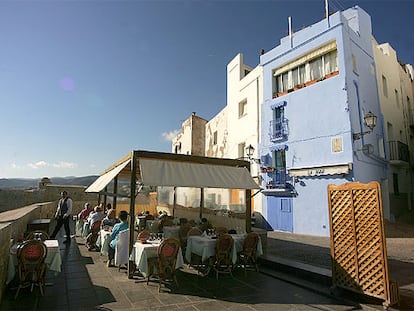 Terraza del restaurante Vista al Mar, en la calle del Príncipe de Peñíscola, junto a las murallas que rodean el casco antiguo de la localidad castellonense.