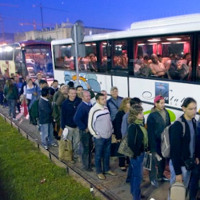 Viajeros esperan para acceder a los autobuses del servicio especial