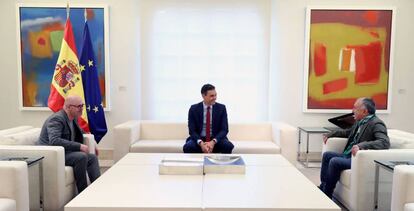 El presidente del Gobierno, Pedro Sánchez (c), recibe a los secretarios generales de UGT, Pepe Álvarez (d), y CCOO, Unai Sordo (d), durante un encuentro en el Palacio de la Moncloa, Madrid. 17/06/2020