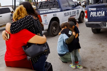 Un hombre abraza a sus hijos, que estaban al interior del Centro de Reinserción Social número 3 visitando a un familiar preso cuando empezó la riña.