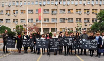 Un grupo de activistas durante una protesta contra los feminicidios en Podgorica (Montenegro).