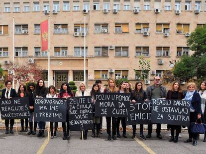 Un grupo de activistas durante una protesta contra los feminicidios en Podgorica (Montenegro).