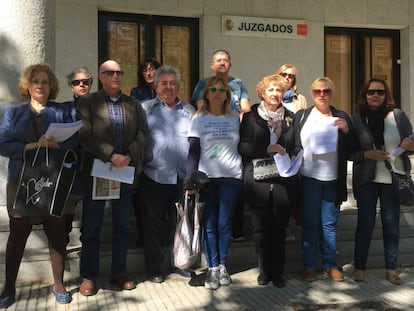 Familiares de internos de la residencia de mayores de Alcorcón, el pasado viernes.