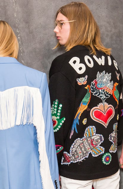 Alessandro Michele reduce el mensaje de su chaqueta a una sola palabra: Bowie. Un tributo al artista que incluyó pocos días después de su muerte en el desfile masculino de Gucci.