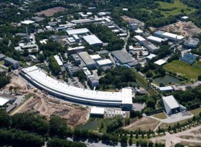 Vista aérea del centro de aceleradores DESY, en Hamburgo, donde se construirá el XFEL, con el nuevo pabellón para experimentos de Petra III en primer plano.