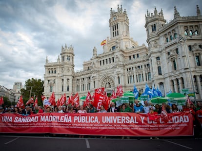 La cabecera de la manifestación por la sanidad pública a su paso por la plaza de Cibeles, junto al Ayuntamiento de Madrid, este sábado.