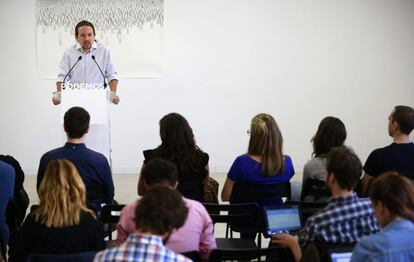 El líder de Podem, Pablo Iglesias, compareix en roda de premsa després de la reunió amb el seu grup per valorar els resultats dels comicis catalans.