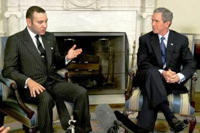 El rey de Marruecos, Mohamed VI, en una reunión con el presidente de EE UU, George W. Bush, el 23 de abril de 2002 en Washington.