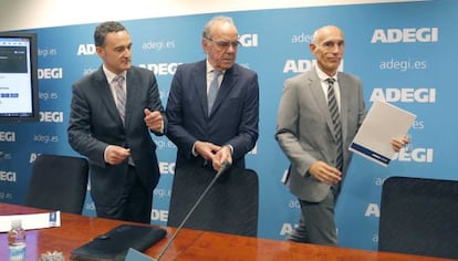 Peio Guibelalde, presidente de Adegi, junto a José Miguel Ayerza y Patxi Sasigain (derecha).