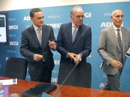 Peio Guibelalde, presidente de Adegi, junto a José Miguel Ayerza y Patxi Sasigain (derecha).