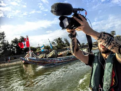 El equipo de vídeo de EL PAÍS grabando por el río Senegal.