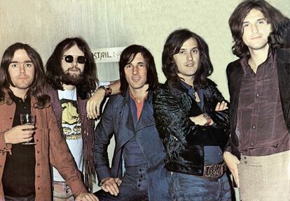 The Kinks a principio de los años setenta. De izquierda a derecha, John Dalton, John Gosling, Mick Avory, Dave Davies y Ray Davies.