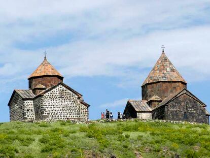 Monasterios, iglesias, catedrales, lugares de oración que se reparten por toda Armenia, uno de los primeros territorios cristianos del mundo.