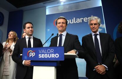 Pablo Casado comparece en la sede de Génova tras conocerse los malos resultados de las elecciones legislativas del 28-A. El PP obtiene el peor resultado de la historia del partido. Junto a él, Teodoro García Egea (izquierda), secretario general, y Adolfo Suárez Illana, el 28 de abril de 2019. “Ha sido muy mal resultado”, admitió ese domingo el líder del PP, estrellado en su debut. El partido pasó de 137 a 66 escaños; de 7,9 a 4,3 millones de votos. El sector crítico ya le señaló entonces: creían que la “debacle” obedecía a la “derechización” del partido y a sus fichajes.