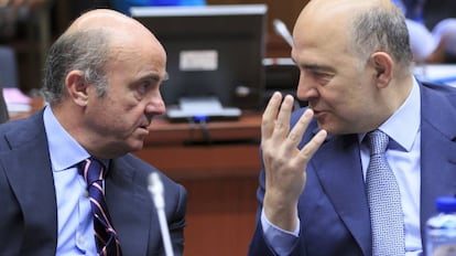 El ministro de Econom&iacute;a, Luis de Guindos, conversa con el comisario europeo de Asuntos Econ&oacute;micos y Financieros, Pierre Moscovici.