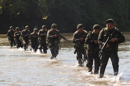 Un grupo de kaibiles atraviesan las aguas del río Suchiate. 