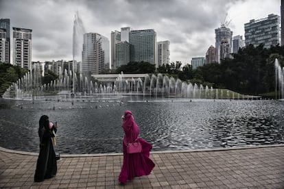 Dos mujeres en el centro financiero de Kuala Lumpur.