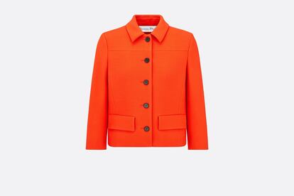 Esta chaqueta de Dior se inspira en la cultura y la estética pop y su color naranja fluorescente es otro motivo más para que no pases desapercibida allá donde vayas.

3.500€