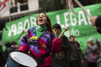 Una joven canta frente a la columna proaborto legal 