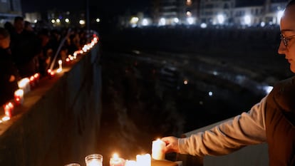 Una chica porta velas en el homenaje en el barranco del Poyo a los fallecidos por la dana que arrasó parte de la zona, el pasado 29 de noviembre.