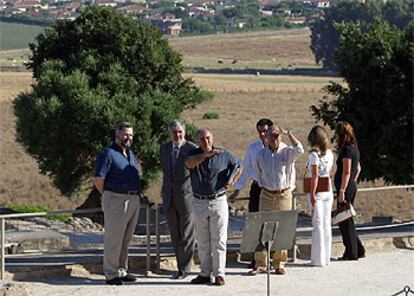 Conde Pumpido (con traje) y García Calderón (a la izquierda), durante la visita de ayer al entorno de Medina Azahara.