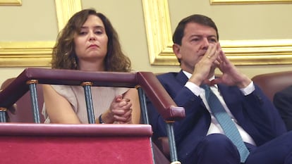 La presidenta de la Comunidad de Madrid, Isabel Díaz Ayuso, y el de Castilla y León, Alfonso Fernández Mañueco, en la tribuna de invitados durante el debate de investidura en el Congreso, este miércoles.