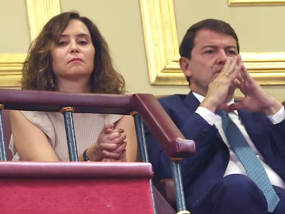 La presidenta de la Comunidad de Madrid, Isabel Díaz Ayuso, y el de Castilla y León, Alfonso Fernández Mañueco, en la tribuna de invitados durante el debate de investidura en el Congreso, este miércoles.