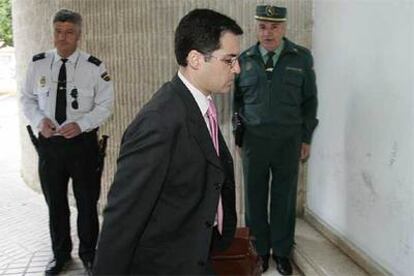 El juez instructor del <i>caso Malaya,</i> Miguel Ángel Torres, a la entrada de los juzgados de Marbella.