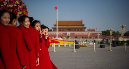 Un grupo de azafatas del congreso, en la plaza de Tiananmen.