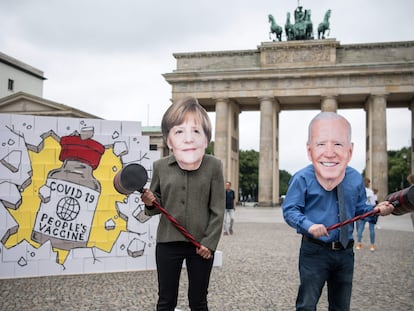 Activistas de Avaaz con máscaras de Merkel y Biden protestan este miércoles en Berlín para pedir la liberación de las patentes de las vacunas contra el coronavirus antes de la visita de la canciller a Washington el jueves.