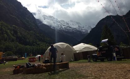 Cerveza en el fuego de campamento. The Mountain Festival, Lauterbrunnen.