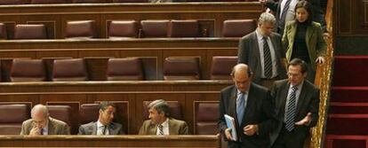 Los diputados del PP Zaplana y Acebes charlan mientras Astarloa se dirige a la tribuna a defender la propuesta del PP. A su lado, el diputado Gonzalo Robles.