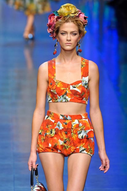 Dolce&Gabbana apuesta por los estampados florales y frutales inspirados en los coloridos y adornos tropicales.