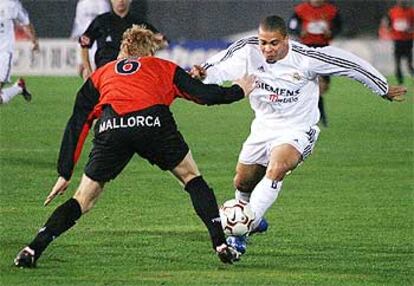 Ronaldo se dispone a desbordar a Lussenhoff, para acabar la jugada con gol del madridista.